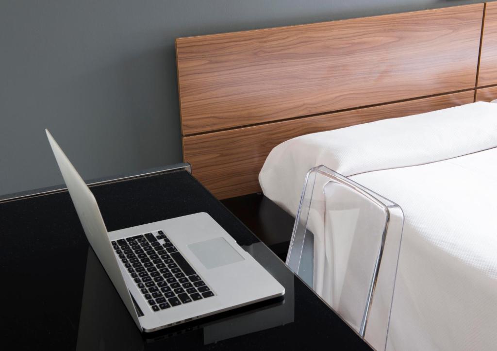 Hospedium Hostal Un Punto Chic Хуеска Стая снимка