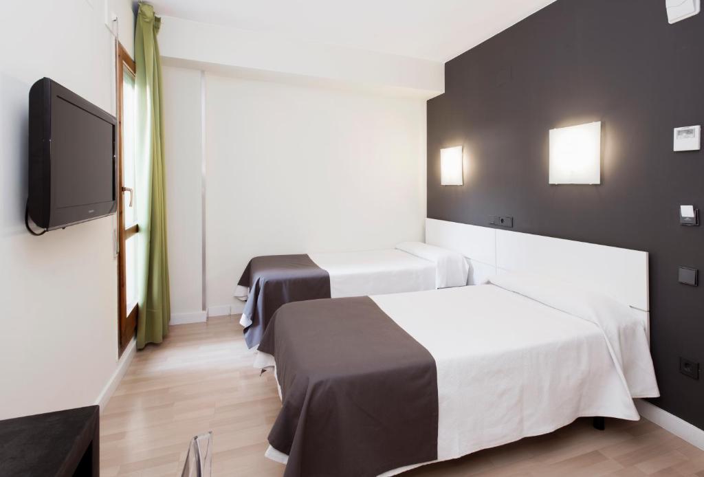 Hospedium Hostal Un Punto Chic Хуеска Екстериор снимка