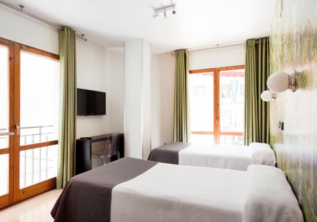 Hospedium Hostal Un Punto Chic Хуеска Екстериор снимка