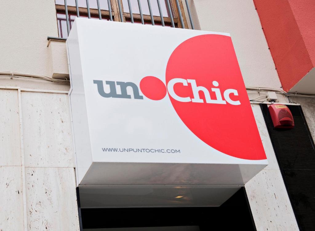 Hospedium Hostal Un Punto Chic Хуеска Екстериор снимка