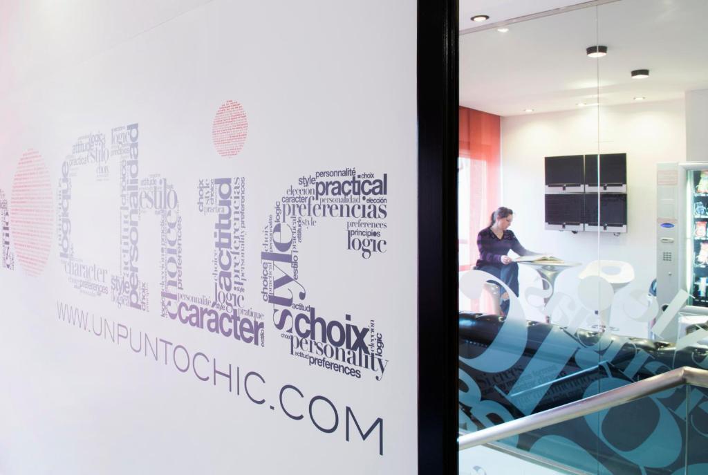 Hospedium Hostal Un Punto Chic Хуеска Екстериор снимка