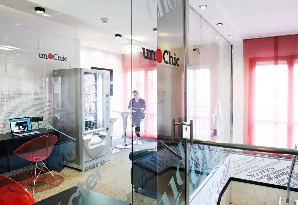 Hospedium Hostal Un Punto Chic Хуеска Екстериор снимка
